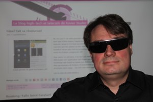 Xavier Studer, auteur et fondateur du «Blog high-tech et telecom», porte des Google Glass.